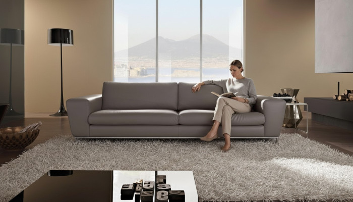 Divano moderno in pelle, divano design a tre posti grigio, divano a tre posti Prianera.