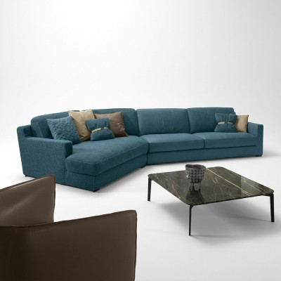Divano design a L imbottito in tessuto blu per il soggiorno.