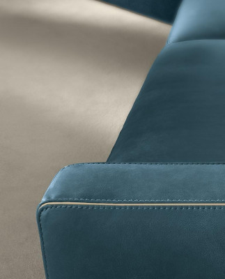 Divano a 4 posti in pelle imbottita, design divani italiani blu.
