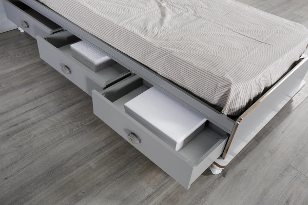 Set di design per la cameretta con letto, comodino, cassettiera, armadio 4 pezzi.