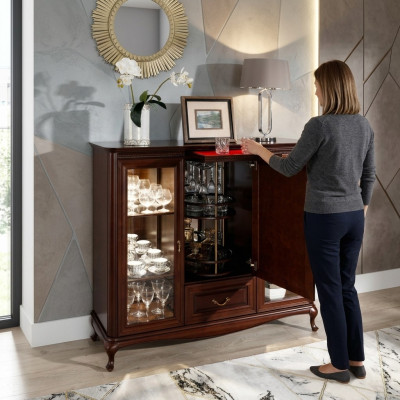 Mobile bar con armadio girevole per bottiglie, credenza in legno con vetrina.