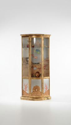 Vetrina classica in vetro e legno, mobile vetrina di lusso in oro, italiano.