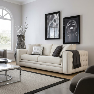 Classico divano Chesterfield a tre posti in beige, lussuoso.