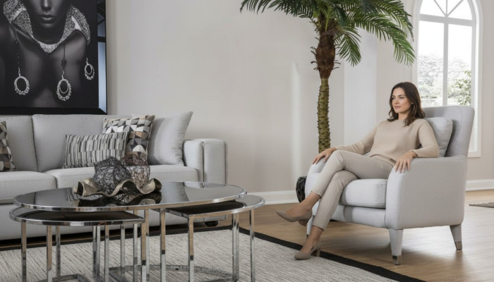 Poltrona da design per soggiorno con rivestimento in legno imbottito moderno di lusso grigio nuovo.