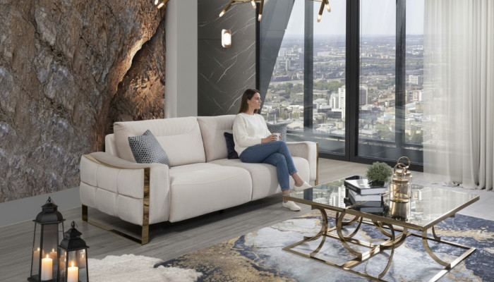 Divano classico a 3 posti in tessuto per soggiorno, con dettagli in legno, design moderno e lusso bianco.