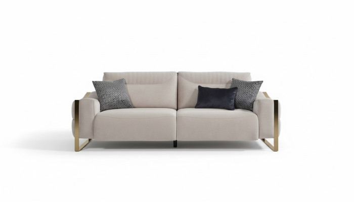Divano classico a 3 posti in tessuto per soggiorno, con dettagli in legno, design moderno e lusso bianco.