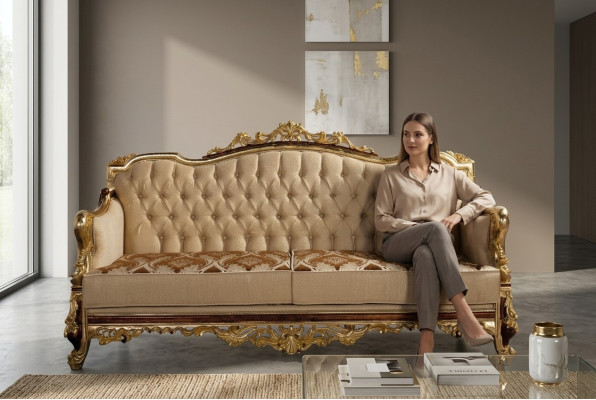 Divano Chesterfield in stile barocco a tre posti in stoffa oro.