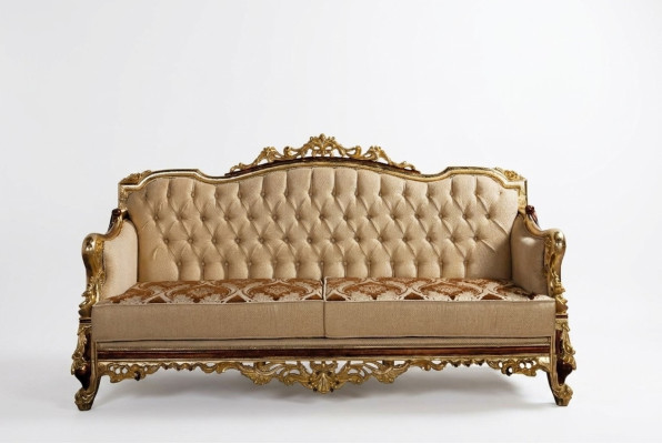 Divano Chesterfield in stile barocco a tre posti in stoffa oro.