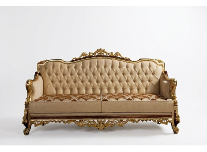 Divano Chesterfield in stile barocco a tre posti in stoffa oro.