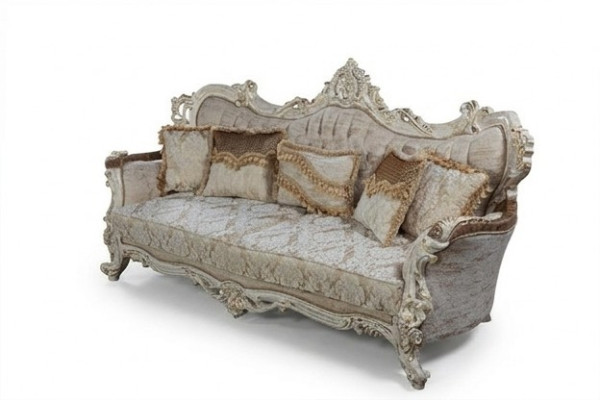 Chesterfield barocco divano a tre posti in tessuto oro.