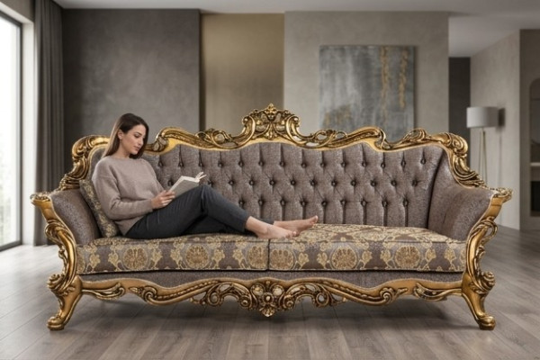 Divano Chesterfield classico a tre posti con cornice dorata.