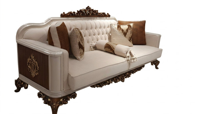 Divano Chesterfield barocco a tre posti in stile Barocco in tessuto dorato.