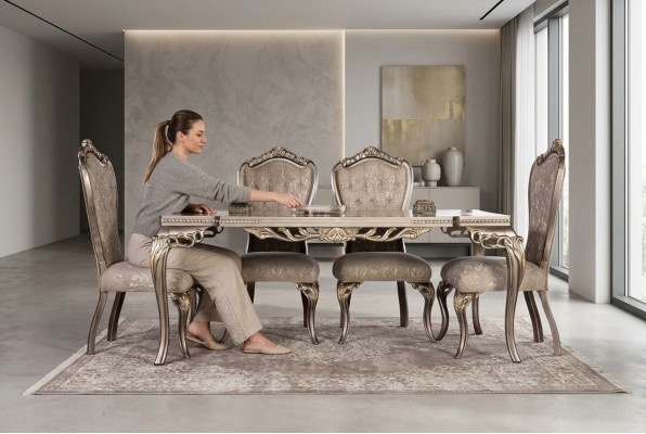 Sedie di lusso Chesterfield marroni, tavolo da pranzo di design, mobili esclusivi per la sala da pranzo.