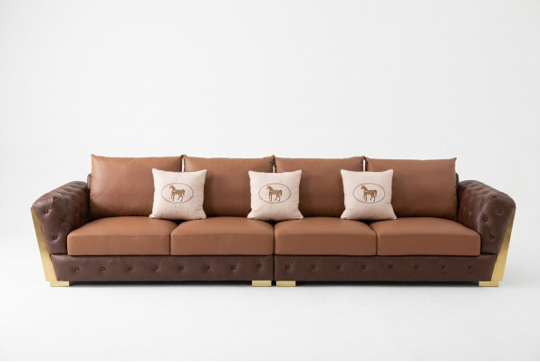 Moderno divano Chesterfield di lusso a cinque posti per il soggiorno di design.