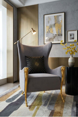Poltrona di lusso con elementi decorativi e gambe dorate.