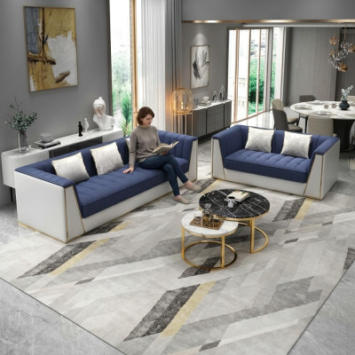 Sofà moderno blu e bianco 3+2 in salotto.