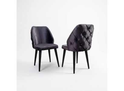 Sedia imbottita in legno grigio Chesterfield su gambe nere per sala da pranzo.