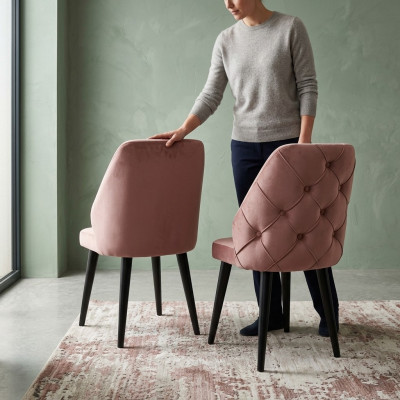 Sedia imbottita in legno beige con schienale Chesterfield e gambe nere per sala da pranzo.