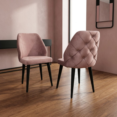 Sedia imbottita in legno beige con schienale Chesterfield e gambe nere per sala da pranzo.