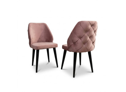 Sedia imbottita in legno beige con schienale Chesterfield e gambe nere per sala da pranzo.