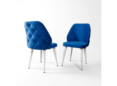 Sedia imbottita in legno con schienale blu stile Chesterfield su gambe bianche per sala da pranzo.
