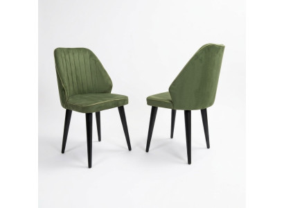 Sedia verde su gambe di legno nero per la sala da pranzo, nuovo modello confortevole.