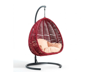 Poltrona ovale in rattan rosso con base in acciaio inossidabile per un confortevole relax. Nuova