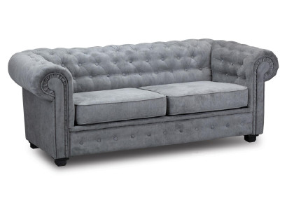 Divano Chesterfield grigio imbottito in tessuto a due posti.
