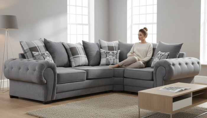 Divano ad angolo di stile italiano. Comodo design del divano. Tessuto imbottito per il soggiorno.