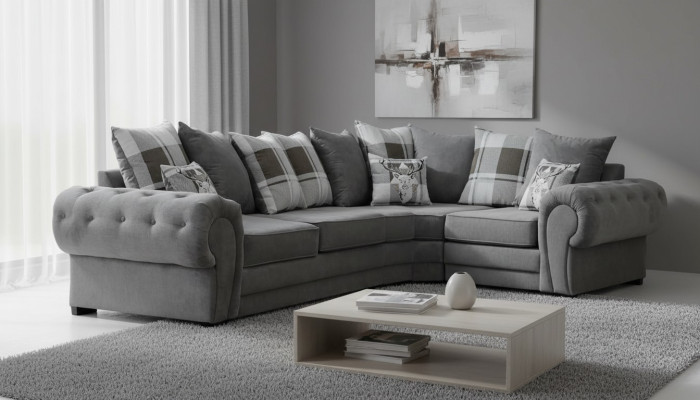 Divano ad angolo di stile italiano. Comodo design del divano. Tessuto imbottito per il soggiorno.