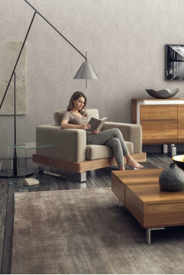 Sedia beige bianca, mobile da soggiorno, poltrona da lettura, poltrona con schienale alto.