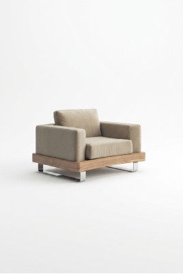 Sedia beige bianca, mobile da soggiorno, poltrona da lettura, poltrona con schienale alto.