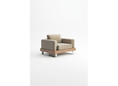 Sedia beige bianca, mobile da soggiorno, poltrona da lettura, poltrona con schienale alto.
