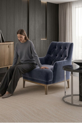 Sedia Chesterfield esclusiva blu, una singola poltrona con struttura in legno.