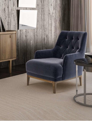 Sedia Chesterfield esclusiva blu, una singola poltrona con struttura in legno.