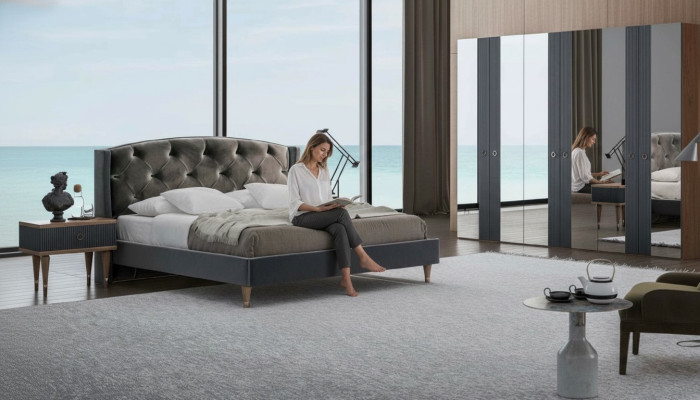 Set da camera da letto Chesterfield moderno con letto matrimoniale design e comodini.
