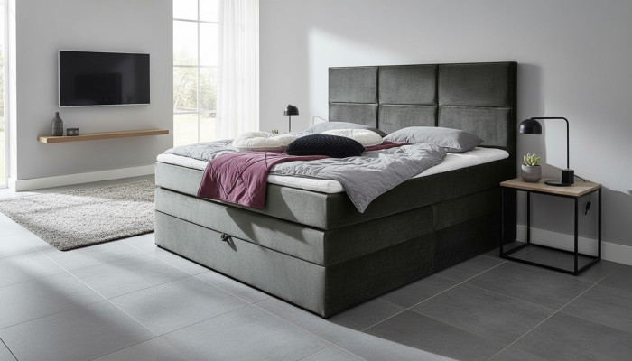 Camera da letto matrimoniale elegante grigia con mobili in legno, design raffinato e imbottitura elegante in tessuto.