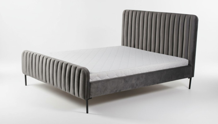 Camera da letto matrimoniale grigia, design di mobili in legno eleganti, tessuto classico, mobili nuovi.