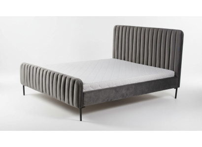 Camera da letto matrimoniale grigia, design di mobili in legno eleganti, tessuto classico, mobili nuovi.