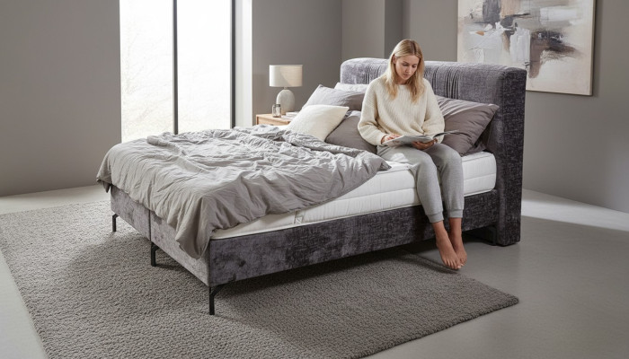 Letto matrimoniale grigio, mobili moderni per la camera da letto, letti in tessuto di design nuovi.