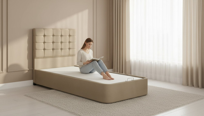 Lussuoso letto da designer con materasso di un produttore europeo di mobili per la camera da letto.