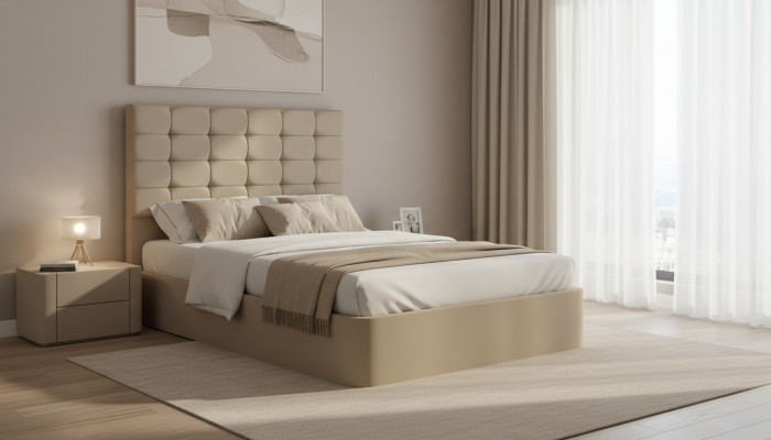 Lussuoso letto da designer con materasso di un produttore europeo di mobili per la camera da letto.