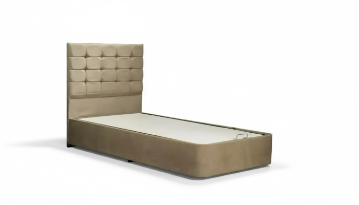 Lussuoso letto da designer con materasso di un produttore europeo di mobili per la camera da letto.