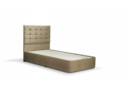 Lussuoso letto da designer con materasso di un produttore europeo di mobili per la camera da letto.