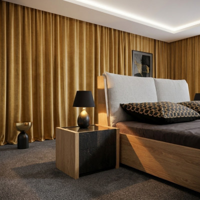 Comodino beige in legno di lusso con design elegante per la camera da letto.