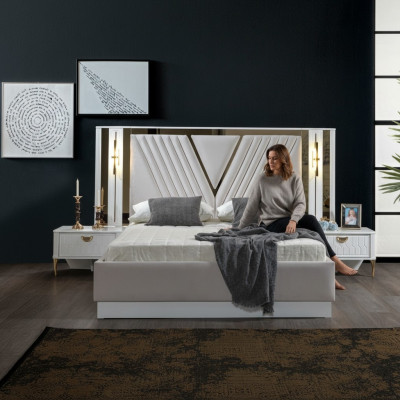 Letto a 2 camere da letto con decorazioni in oro e comodini coordinati