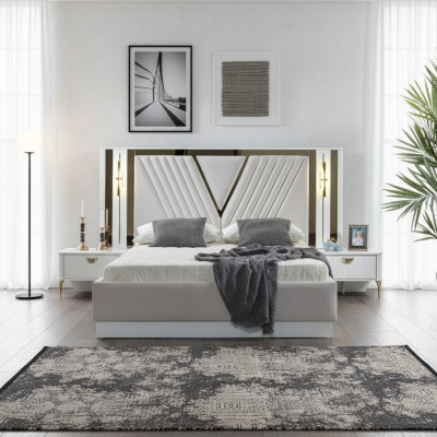 Letto a 2 camere da letto con decorazioni in oro e comodini coordinati