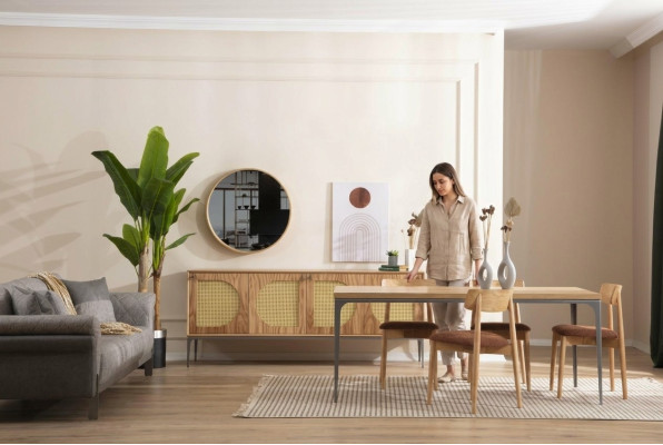 Set da pranzo in legno con tavolo, credenza, specchio e 4 sedie - 7 pezzi.