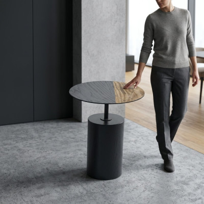 Tavolino design rotondo da salotto in legno nero.