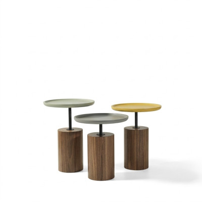 Tavoli da caffè design rotondi in legno, nuovi tavoli per il soggiorno.   Tavolini da caffè rotondi in legno di design, nuovi tavoli per il soggiorno.